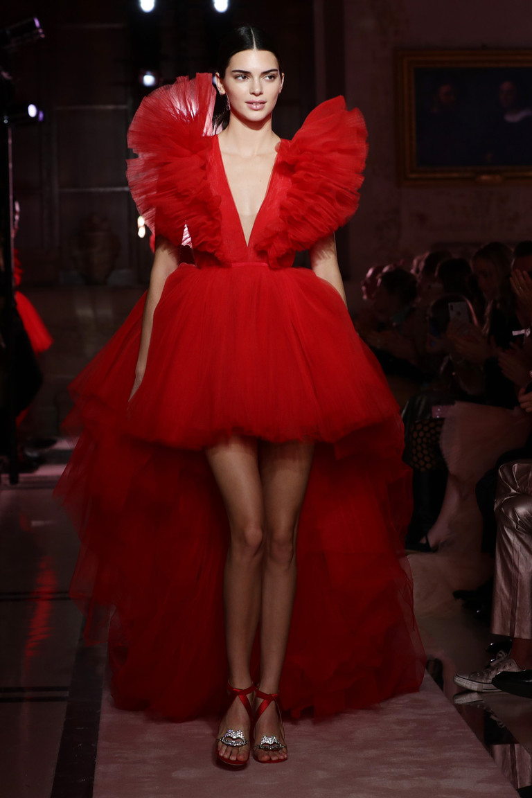 Кендалл Дженнер на показе Giambattista Valli Loves H&M